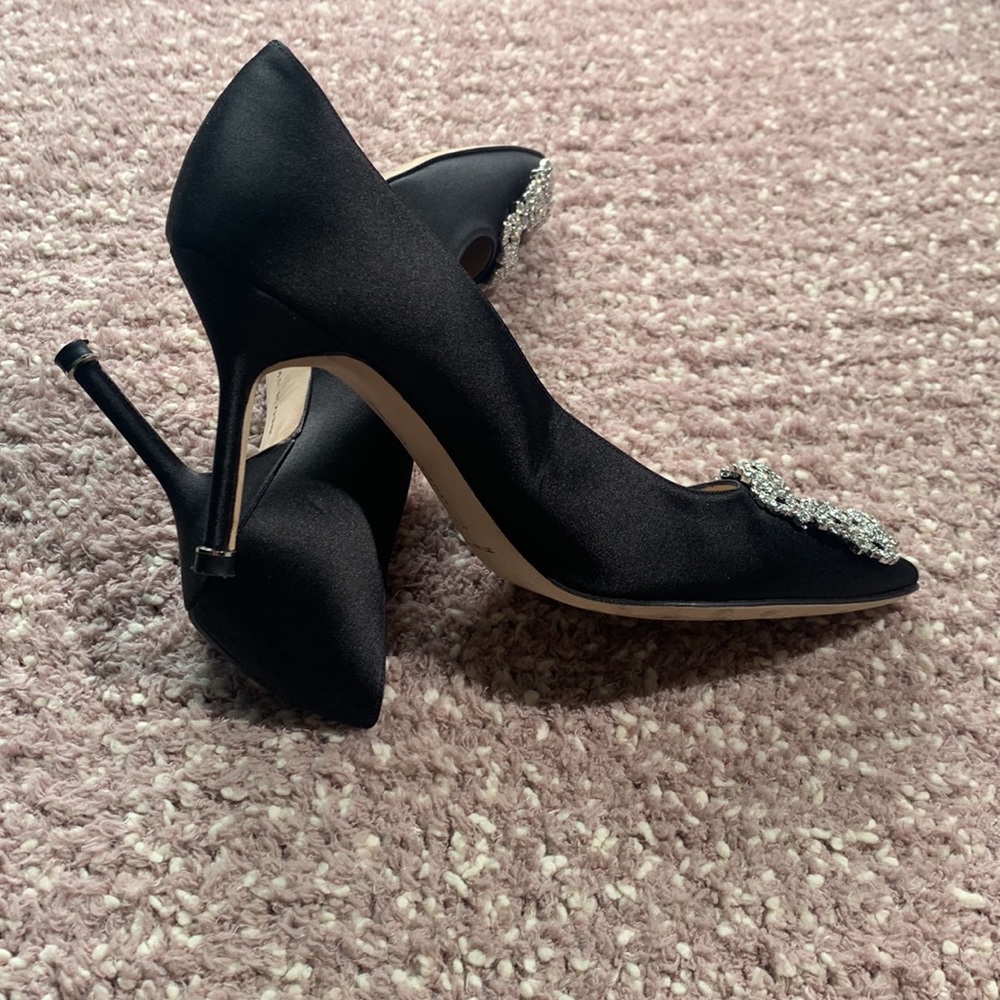 MANOLO BLAHNIK
Hangisi 70mm Pump - Picture 8 of 15